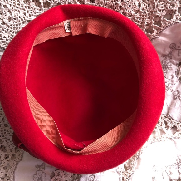 Beautiful wool RED hat - Picture 3 of 7